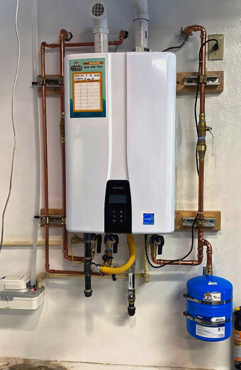 https://girrawheenhotwater.com.au/uploads/2025/06/hot-water-33549.jpg