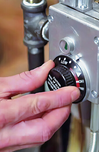 https://girrawheenhotwater.com.au/uploads/2025/06/hot-water-servicing-70418.jpg