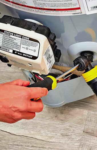 https://girrawheenhotwater.com.au/uploads/2025/06/hot-water-servicing-70528.jpg